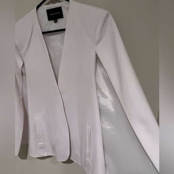 White Cape - Picture 6 of 7